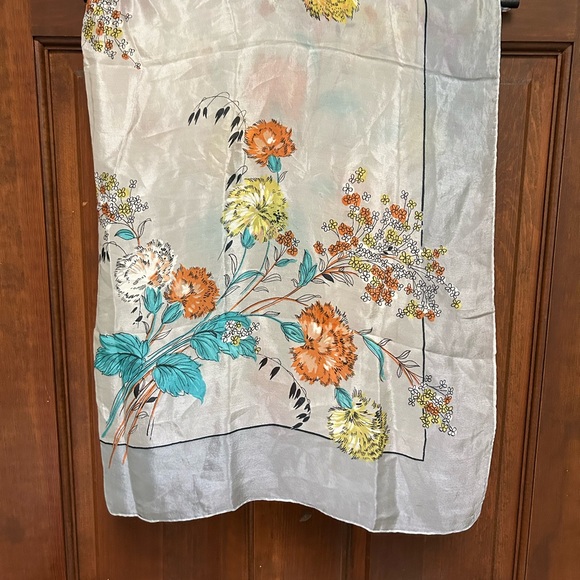 VTG Stunning Hand rolled Silk Scarf with flowers. Unbranded,dove gray background - Picture 6 of 9